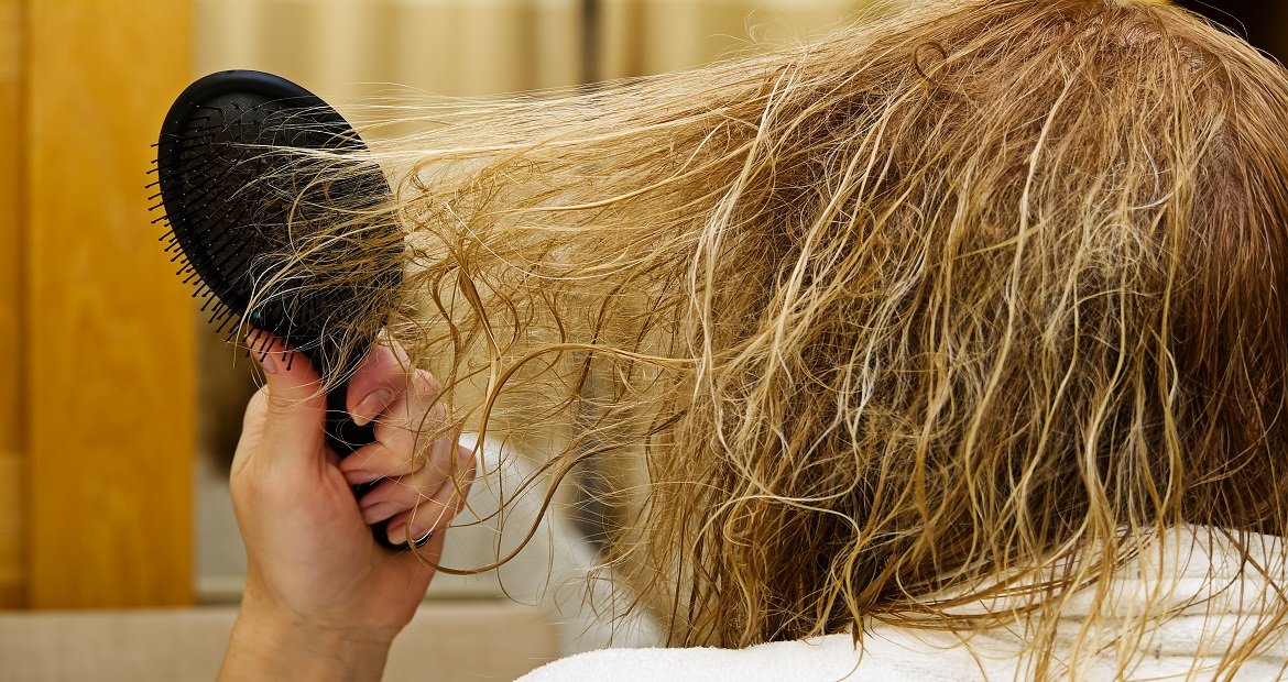 Mulher Loira Se Costas Passando No Cabelo Escova De Pentear